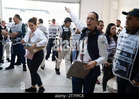 Dr. Ana Belem Garcia Sierra, Chief Medical Officer, und ihr stellvertretender Arzt Yarel Barba Ruiz Esparza organisieren das Team, verteilen Beutel mit Sonnencreme und erinnern das Team daran, hydratisiert zu bleiben, Grand Prix von Mexiko, 27. Oktober 2023. Quelle: Lexie Harrison-Cripps Stockfoto