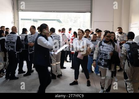 Dr. Ana Belem Garcia Sierra, Chief Medical Officer, und ihr stellvertretender Arzt Yarel Barba Ruiz Esparza organisieren das Team, verteilen Beutel mit Sonnencreme und erinnern das Team daran, hydratisiert zu bleiben, Grand Prix von Mexiko, 27. Oktober 2023. Quelle: Lexie Harrison-Cripps Stockfoto