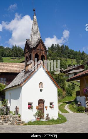 Bergdörfkapelle in Raminges, bei Vipiteno/Sterzing, Südtirol/Sudtirol/Südtirol, Italien, im Sommer. Stockfoto