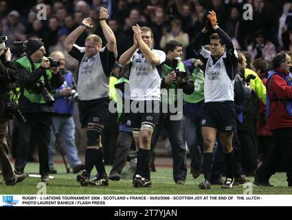 RUGBY - 6 NATIONS TURNIER 2006 - SCHOTTLAND GEGEN FRANKREICH - 05/02/2006 - SCHOTTISCHE FREUDE AM ENDE DES SPIELS - FOTO LAURENT BAHEUX / FLASH PRESS Stockfoto