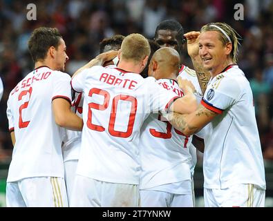 FUSSBALL - UEFA CHAMPIONS LEAGUE 2013/2014 - PLAY-OFFS - 2. LEGS - AC MILANO gegen PSV EINDHOVEN - MILANO (ITALIEN) - 28/08/2013 - FOTO MASSIMO CEBRELLI / DPPI - Philippe Mexes vom AC Milan feiert mit seinem Teamkollegen das zweite Tor Stockfoto