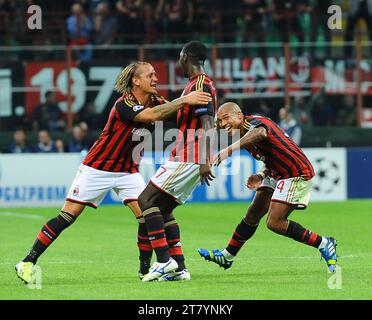 Cristian Zapata vom AC Mailand feiert mit seinen Teamkollegen Philippe Mexes und Nigel de Jong im ersten Rundenspiel der UEFA Champions League 2013-2014 in der Gruppe H zwischen AC Milano und Celtic FC am 18. September 2013 in Mailand, Italien. Foto Massimo Cebrelli / DPPI Stockfoto