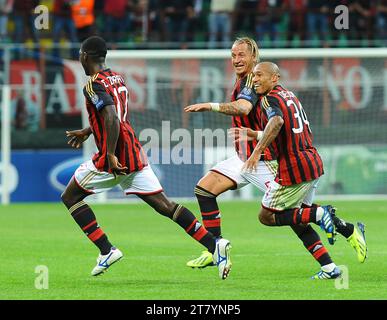 Cristian Zapata vom AC Mailand feiert mit seinen Teamkollegen Philippe Mexes und Nigel de Jong im ersten Rundenspiel der UEFA Champions League 2013-2014 in der Gruppe H zwischen AC Milano und Celtic FC am 18. September 2013 in Mailand, Italien. Foto Massimo Cebrelli / DPPI Stockfoto
