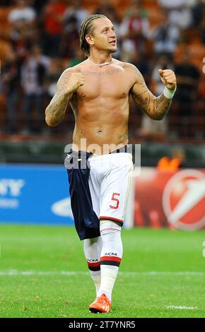 FUSSBALL - UEFA CHAMPIONS LEAGUE 2013/2014 - PLAY-OFFS - 2. LEGS - AC MILANO gegen PSV EINDHOVEN - MILANO (ITALIEN) - 28/08/2013 - FOTO MASSIMO CEBRELLI / DPPI - Philippe Mexes feiert den Sieg und jubelt die Fans Stockfoto
