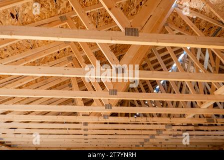 Die Holzsparren über der Garage an einer neuen Wohnbaustelle Stockfoto