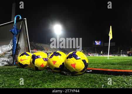 Match Balls der Italienischen Meisterschaft 2013-2014 Serie A Fußballspiel zwischen ACF Fiorentina und UC Sampdoria am 10. November 2013 in Florenz, Italien. Foto Massimo Cebrelli / DPPI Stockfoto