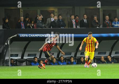 Lionel Messi vom FC Barcelona streitet mit Kevin Constant vom AC Milan während des Fußballspiels der UEFA Champions League 2013/2014 in der Gruppe H zwischen dem AC Milan und dem FC Barcelona am 22. Oktober 2013 in Mailand. Foto Massimo Cebrelli / DPPI Stockfoto