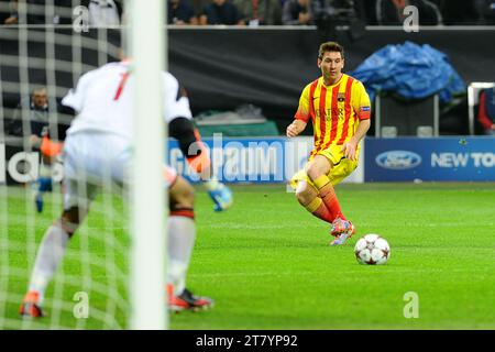 Lionel Messi vom FC Barcelona kreuzt den Ball während des Fußballspiels H der UEFA Champions League 2013/2014 zwischen dem AC Milan und dem FC Barcelona am 22. Oktober 2013 in Mailand. Foto Massimo Cebrelli / DPPI Stockfoto