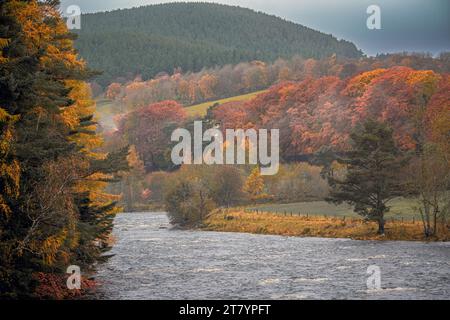 River Dee at Balmoral Castle, Crathie, Royal Deeside, Aberdeenshire, Schottland, VEREINIGTES KÖNIGREICH Stockfoto