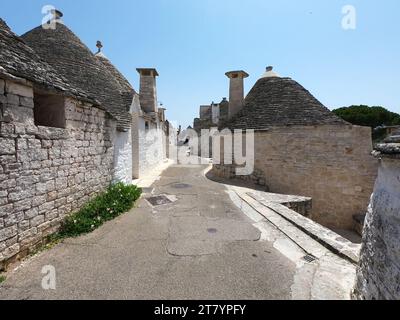 Malerische Anblick in Alberobello, die berühmten Trulli in Apulien (Puglia), Süditalien. Stockfoto