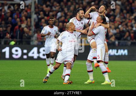 Adel Taarabt (2. Rechts) vom AC Milan feiert sein Eröffnungstreffer mit seinen Teamkollegen Nigel de Jong, Adil Rami und Philippe Mexes während des italienischen Meisterschaftsspiels 2013/2014 Serie A zwischen Genua CFC und AC Milan am 07. April 2014 im Luigi Ferraris Stadion in Genua. Foto Massimo Cebrelli / DPPI / DPPI Stockfoto