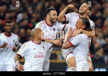 Adel Taarabt (2. Rechts) vom AC Milan feiert sein Eröffnungstreffer mit seinen Teamkollegen Nigel de Jong, Adil Rami und Philippe Mexes während des italienischen Meisterschaftsspiels 2013/2014 Serie A zwischen Genua CFC und AC Milan am 07. April 2014 im Luigi Ferraris Stadion in Genua. Foto Massimo Cebrelli / DPPI / DPPI Stockfoto