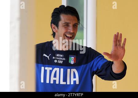 COVERCIANO (FI), ITALIEN - 20. MAI: Gianluigi Buffon Torhüter Italiens Gesten während des ersten Trainings zur Vorbereitung der Weltmeisterschaft in Brasilien am 20. Mai 2014 in Coverciano (Fi), Italien. Foto: Massimo Cebrelli/DPPI Stockfoto