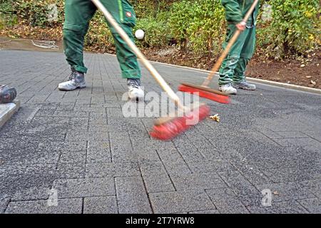 Garten-Landschaftsbau ein Garten- und Landschaftsbaubetrieb hat eine Fläche für den Bau einer Zufahrt fertiggestellt und verfugt die Pflastersteine. *** Garten Landschaftsgestaltung Ein Garten- und Landschaftsbauunternehmen hat einen Bereich für den Bau einer Auffahrt fertiggestellt und verfugt die Pflastersteine Credit: Imago/Alamy Live News Stockfoto