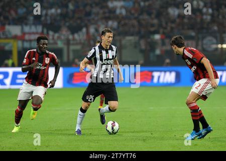 Stephan Lichtsteiner von Juventus FC kontrolliert den Ball zwischen Sulley AliMUntari und Mattia de Sciglio während des italienischen Meisterschaftsspiels Serie A zwischen AC Milan und Juventus FC am 20. September 2014 im Giuseppe Meazza Stadion in Mailand. Foto Massimo Cebrelli / DPPI Stockfoto