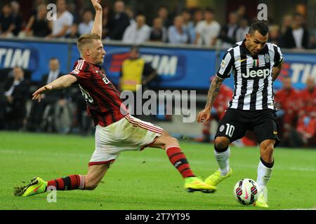 Carlos Tevez von Juventus FC schießt trotz Ignazio Abate vom AC Milan während des italienischen Meisterschaftsspiels Serie A zwischen AC Milan und Juventus FC am 20. September 2014 im Giuseppe Meazza Stadion in Mailand ins Tor. Foto Massimo Cebrelli / DPPI Stockfoto
