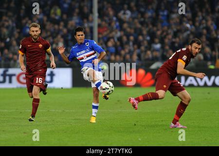 Eder Citadin Martins von der UC Sampdoria in Aktion mit Daniele de Rossi und Vasileios Torosidis von AS Roma während der italienischen Meisterschaft 2014-2015 Serie A Fußballspiel zwischen UC Sampdoria und AS Roma im Luigi Ferraris Stadion am 25. Oktober 2014 in Genua, Italien. Foto Massimo Cebrelli / DPPI Stockfoto