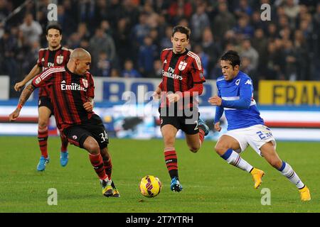 Eder Citadin Martins von der UC Sampdoria kämpft um den Ball mit Nigel de Jong und Mattia de Sciglio vom AC Milan während der italienischen Meisterschaft 2014/2015 Serie A Fußball Spiel zwischen UC Sampdoria und AC Milan im Luigi Ferraris Stadion am 8. November 2014 in Genua. Foto Massimo Cebrelli/DPPI Stockfoto