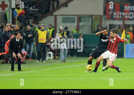 Filippo Inzaghi Cheftrainer des AC Mailand reagiert, während Fredi Guarin vom FC Inter Mailand und Mattia de Sciglio vom AC Mailand am 23. November 2014 im Giuseppe Meazza Stadion in Mailand um den Ball kämpfen. Italien. Foto Massimo Cebrelli / DPPI Stockfoto