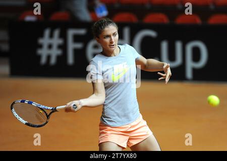 Sara Errani aus Italien spielt eine Vorhand während des Italientrainings für die erste Runde des Fed Cup 2015-Spiels zwischen Italien und Frankreich im Stadion 105 am 5. Januar 2015 in Genua, Italien. Foto Massimo Cebrelli / DPPI Stockfoto