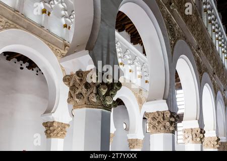Toledo, Spanien, 08.10.21. Weiße achteckige Säulen und Arkaden mit goldenen Blumenkapitellen, Almohad-Architektur in der Synagoge Santa Maria la Blan Stockfoto