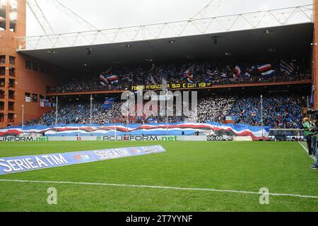 Fans der UC Sampdoria zeigen ihre Flagge mit Ballons vor dem italienischen Meisterschaftsspiel 2014/2015 Serie A zwischen UC Sampdoria und Juventus FC im Luigi Ferraris Stadium am 2. Mai 2015 in Genua. Foto Massimo Cebrelli/DPPI Stockfoto