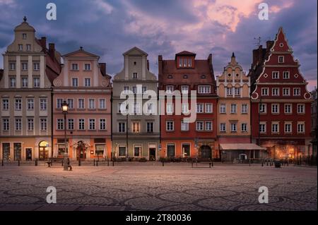 Eine Reihe von bunten Häusern am Plac Solny, Breslau, Polen Stockfoto