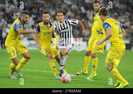 Hernanes von Juventus FC, umgeben von Verteidigern des AC Chievo Verona während der italienischen Meisterschaft 2015/2016 Serie A Fußballspiel zwischen Juventus FC und AC Chievo Verona im Juventus Stadion am 12. September 2015 in Turin, Italien - Foto Massimo Cebrelli / DPPI Stockfoto