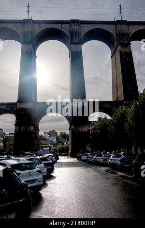 Das Eisenbahnviadukt im Stadtzentrum von Morlaix, Bretagne, Frankreich oberhalb des Place Cornic Stockfoto