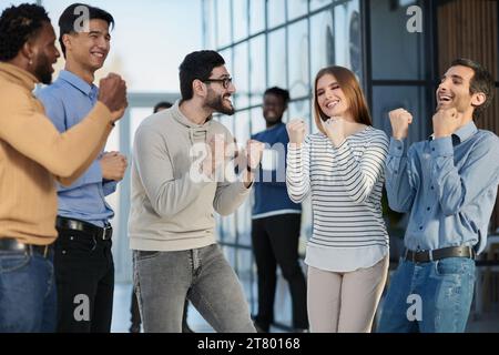 Business-Leute feiert und Ballen ihre Fäuste in die Luft als ein erfolgreiches team Stockfoto