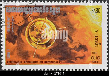 Von Kambodscha gedruckte Briefmarke, die Luna 1 zeigt, um 1984. Stockfoto