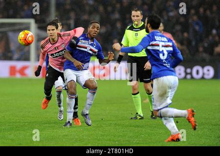 Hernanes Anderson von Juventus FC fordert den Ball mit Carlos Carbonero von UC Sampdoria während des italienischen Meisterschaftsspiels der Serie A zwischen UC Sampdoria und Juventus FC am 10. Januar 2016 im Luigi Ferraris Stadium in Genua, Italien. Foto Massimo Cebrelli / DPPI Stockfoto