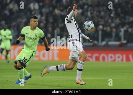 Giorgio Chiellini (rechts) von Juventus FC kontrolliert den Ball gegen Sergio Aguero vom Manchester City FC während des Gruppenspiels der UEFA Champions League in der fünften Runde zwischen Juventus FC und Manchester City FC am 25. November 2015 in Turin. Foto Massimo Cebrelli/DPPI Stockfoto