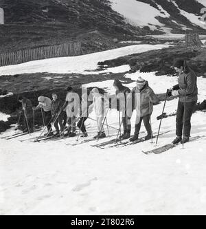 1960er Jahre, historische, Erwachsene Skifahrer, die eine Gruppenskistunde auf einer Moutai-Seite in den Highlands in Schottland, Großbritannien, haben. Stockfoto