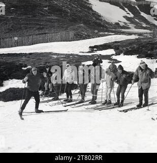 1960er Jahre, historischer Gruppenskikurs, ein männlicher Skilehrer, der Skifahrertechniken zeigt, Highlands, Schottland, Großbritannien. Stockfoto