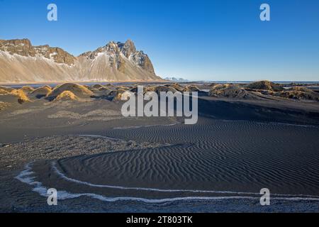 Vestrahorn / Vesturhorn, Geröllberg aus Gabbro- und Granophyrfelsen, im Winter Teil des Klifatindur-Gebirges bei Stokksnes, Island Stockfoto