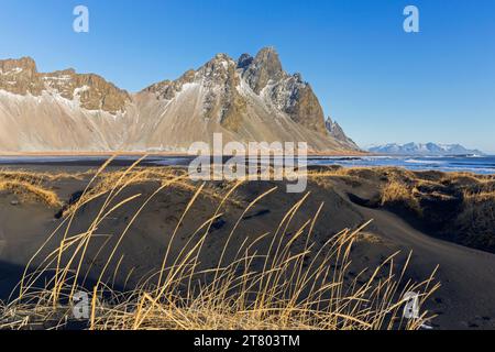 Vestrahorn / Vesturhorn, Geröllberg aus Gabbro- und Granophyrfelsen, im Winter Teil des Klifatindur-Gebirges bei Stokksnes, Island Stockfoto