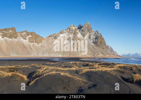 Vestrahorn / Vesturhorn, Geröllberg aus Gabbro- und Granophyrfelsen, im Winter Teil des Klifatindur-Gebirges bei Stokksnes, Island Stockfoto