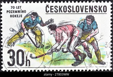 Von der Tschechoslowakei gedruckte Briefmarke, auf der Hockey zu sehen ist, um 1979. Stockfoto