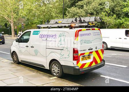 London, England, Großbritannien - 22. August 2023: Electirc Van von Ingenieuren von BT Openreach parkte auf einer Straße im Zentrum Londons. Stockfoto