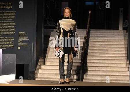 Victoria and Albert Museum, London, Großbritannien. November 2023. The Fashion in Motion: Inspiriert von Gabrielle Chanel, zeigt eine Auswahl von 22 außergewöhnlichen Outfits, die von Studenten des Central Saint Martins BA-Kurses für Damenmode entworfen wurden, wird auf dem Catwalk im atmosphärischen inspiriert von Gabrielle Chanel, London, Großbritannien gezeigt. Quelle: Siehe Li/Picture Capital/Alamy Live News Stockfoto