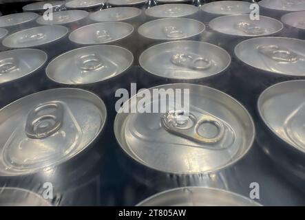 Aluminium Getränkedosen in Reihen sind in transparenten Kunststoff gewickelt und von oben aus gesehen. Stockfoto