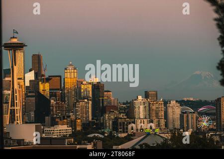 Skyline von Seattle mit Mount Rainer im Hintergrund Stockfoto