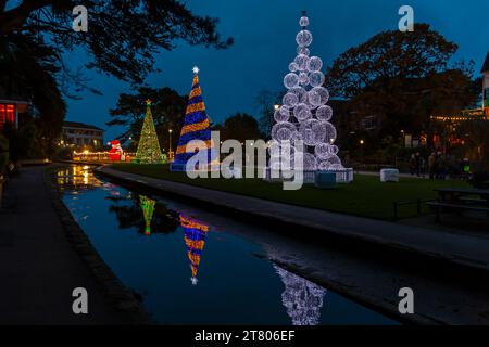 Bournemouth, Dorset, Großbritannien. November 2023. Besucher, Familien und aufgeregte Kinder besuchen Bournemouth Gardens, um das Bournemouth Christmas Tree Wonderland mit mehr als 100 glitzernden Bäumen und Lichtern zu erleben. Einige der Bäume sind thematisch für Städte auf der ganzen Welt gedacht. Bei der Eröffnung dieses Abends können Besucher dem Weg folgen und von jetzt bis zum 1. Januar durch den 60 Fuß langen Walkthrough-Baum spazieren. Quelle: Carolyn Jenkins/Alamy Live News Stockfoto