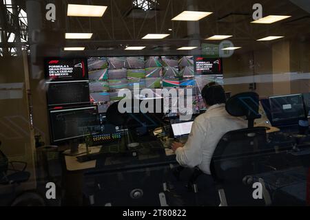 Der Race Control Tower verfügt über Videomaterial rund um die Strecke, mit dem die Teams entscheiden können, wann die Strecke geschlossen und geöffnet werden soll, Grand Prix von Mexiko, 26. Oktober 2023. Quelle: Lexie Harrison-Cripps Stockfoto