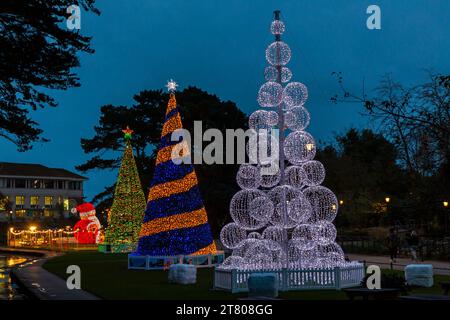 Bournemouth, Dorset, Großbritannien. November 2023. Besucher, Familien und aufgeregte Kinder besuchen Bournemouth Gardens, um das Bournemouth Christmas Tree Wonderland mit mehr als 100 glitzernden Bäumen und Lichtern zu erleben. Einige der Bäume sind thematisch für Städte auf der ganzen Welt gedacht. Bei der Eröffnung dieses Abends können Besucher dem Weg folgen und von jetzt bis zum 1. Januar durch den 60 Fuß langen Walkthrough-Baum spazieren. Quelle: Carolyn Jenkins/Alamy Live News Stockfoto