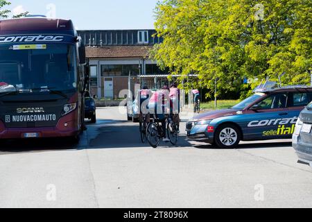 Montecchio Emilia, Emilia-Romagna Italien - 17. Mai 2023: Bikes, Fahrer und Ressourcen des Giro d’Italia 2023, eines dreiwöchigen Grand Tour-Etappenrennens Stockfoto