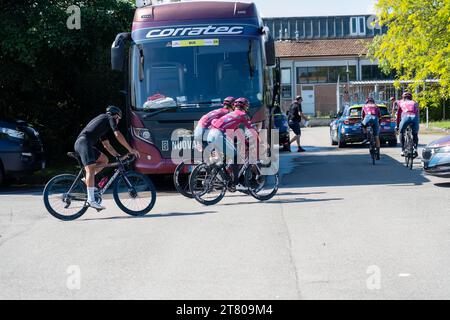 Montecchio Emilia, Emilia-Romagna Italien - 17. Mai 2023: Bikes, Fahrer und Ressourcen des Giro d’Italia 2023, eines dreiwöchigen Grand Tour-Etappenrennens Stockfoto