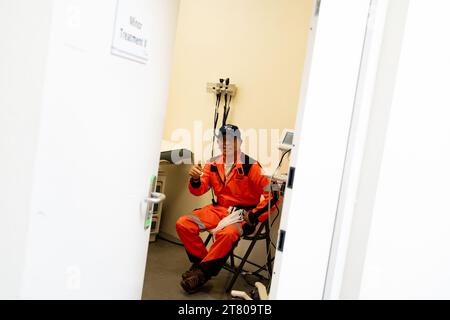 Innerhalb des Krankenhauses wird ein Mitarbeiter des Rennassistenten nach einem Unfall während der Rennvorbereitungen, dem Großen Preis von Mexiko, am 26. Oktober 2023, mit dem Finger geröntgt und verbunden. Quelle: Lexie Harrison-Cripps Stockfoto