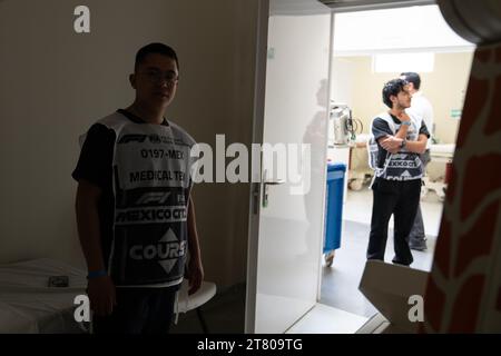 Innerhalb des Krankenhauses wird ein Mitarbeiter des Rennassistenten nach einem Unfall während der Rennvorbereitungen, dem Großen Preis von Mexiko, am 26. Oktober 2023, mit dem Finger geröntgt und verbunden. Quelle: Lexie Harrison-Cripps Stockfoto
